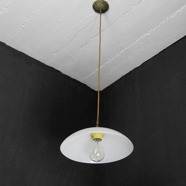 Hängelampe mit einem Lampenschirm und einer Glühbirne.