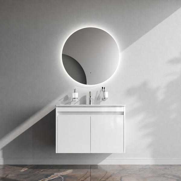 Modernes Badezimmer mit hängendem Waschtisch, Waschbecken, Armatur und beleuchtetem rundem Spiegel an einer Wand mit natürlichem Lichteinfall.