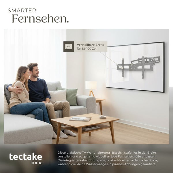 Wohnzimmer mit Paar auf Sofa und einer an der Wand montierten, verstellbaren Fernsehhalterung für 32 bis 100 Zoll Fernseher