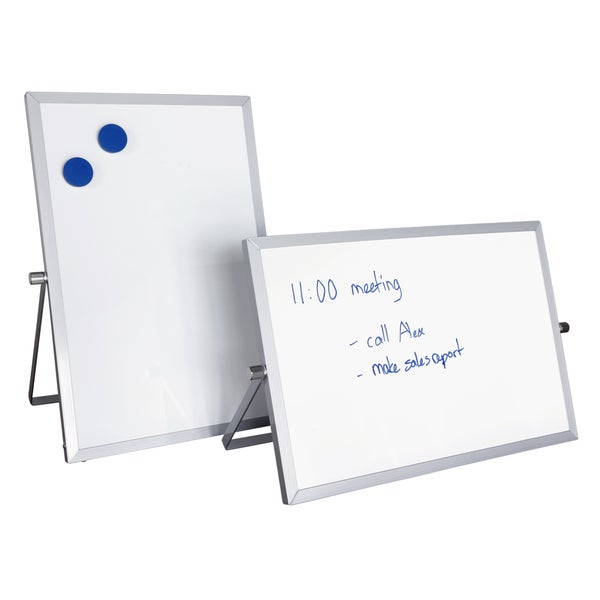 Zwei magnetische Whiteboards mit Aluminiumrahmen und verstellbaren Tischaufstellern, eines im Hochformat und eines im Querformat.