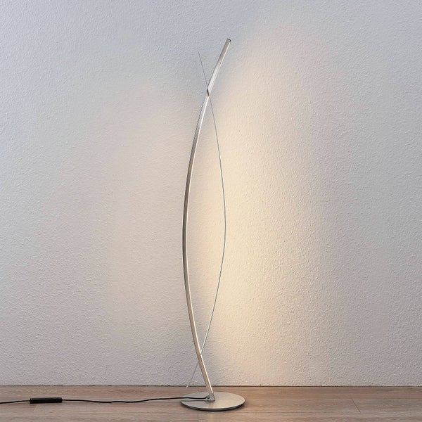 Moderne Stehleuchte aus Metall in geschwungenem Design mit warmweißem Licht.