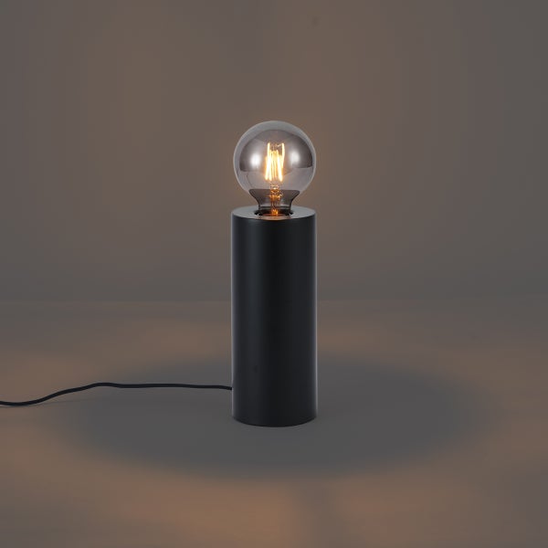 Zylindrische Tischleuchte in Schwarz mit sichtbarem LED-Filament-Leuchtmittel in Globusform.