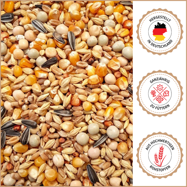 Vogelfutter mit Sonnenblumenkernen, Erbsen, Mais und Getreide. Siegel: Hergestellt in Deutschland. Siegel: Ganzjährig zu füttern. Siegel: Aus hochwertigen Rohstoffen.