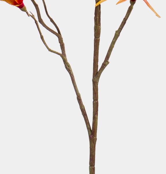 Detailansicht eines verzweigten braunen Stiels einer Kunstblume mit orangefarbenen Blütenblättern.