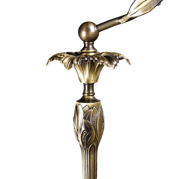 Detailaufnahme einer Stehlampe mit Blattmotiven