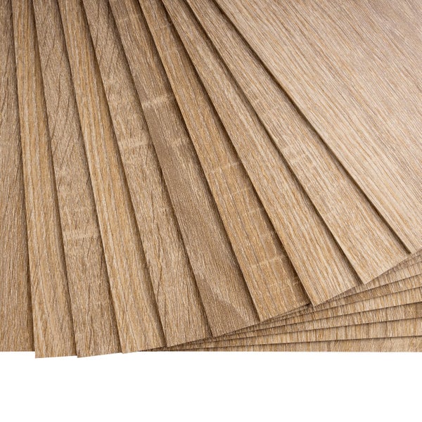 Laminatboden mit Holzdekor in Eichenoptik und strukturierter Oberfläche, fächerförmig angeordnet.