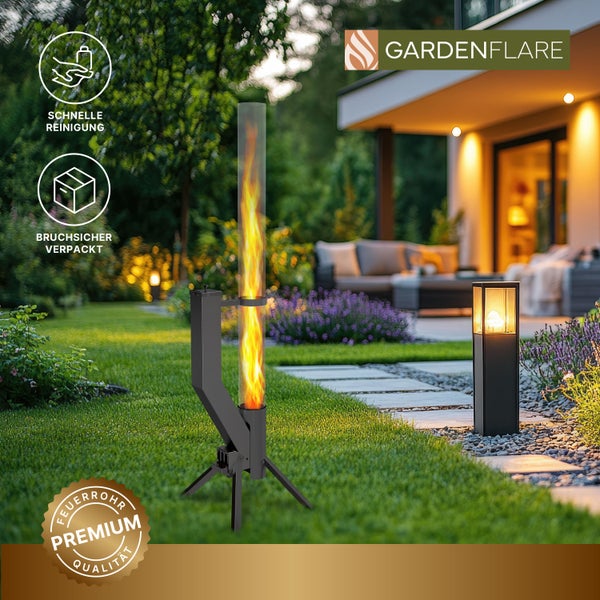 Garten mit dekoriertem Esstisch, Lampions und einer schwarzen Gartenfackel.