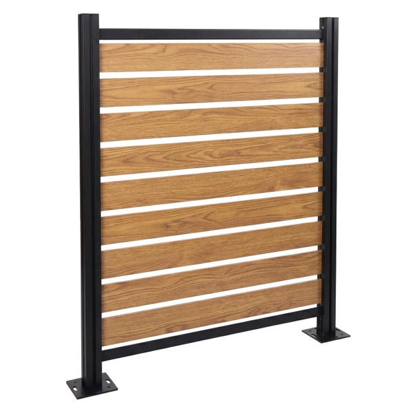Sichtschutzzaun-Element mit horizontalen Lamellen in Holzoptik und schwarzem Metallrahmen inklusive Pfosten mit Bodenplatten.