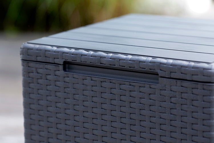 Detailansicht einer Aufbewahrungsbox im Rattan-Design mit Griffmulde