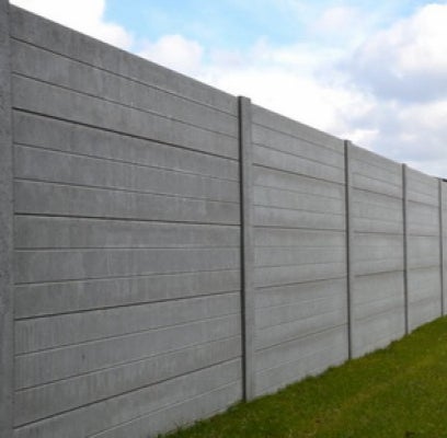 Weiße Zaunelemente mit grauen Pfosten und gelbem Blumentopf