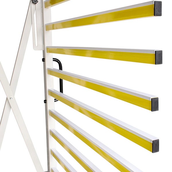 Detailansicht eines Wäscheständers mit Metallrahmen und Trockenstäben