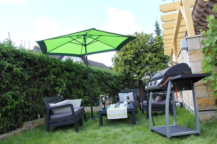 Ondis24 Marktschirm 3 Meter Grün 2-farbig mit Kurbel und Knick, Sonnenschirm