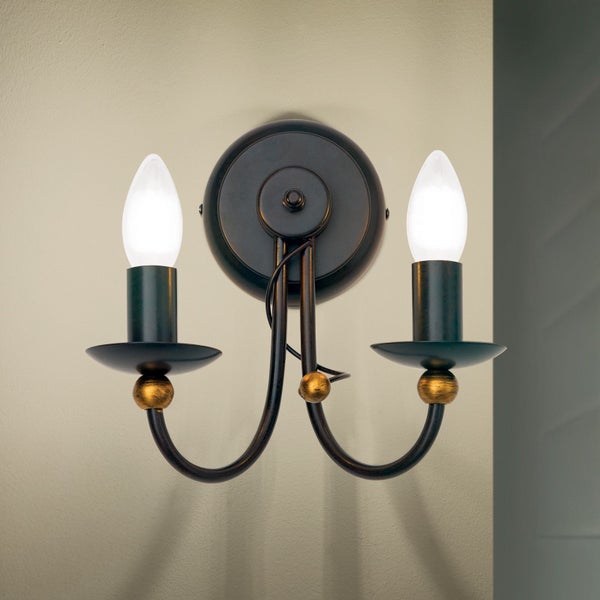 Zweiflammige Wandleuchte im Landhausstil mit zwei Leuchtmitteln in Kerzenform zur Wandmontage