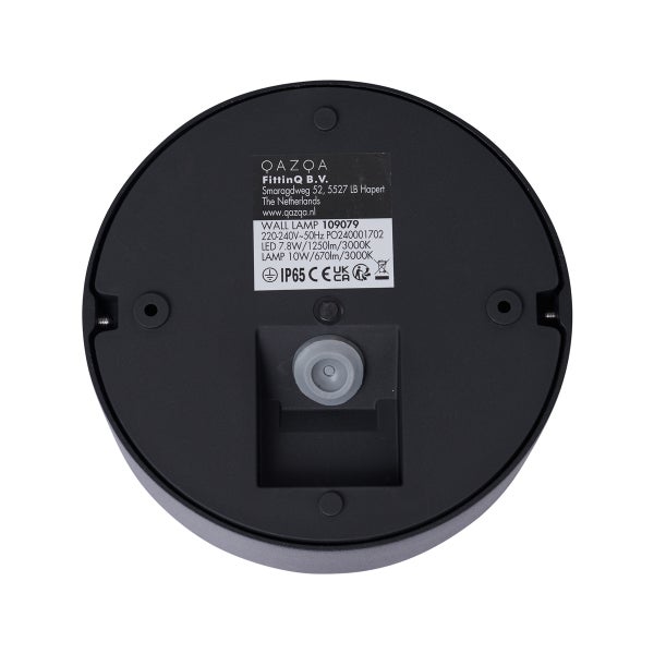 Rückseite einer runden Wandleuchte mit Typenschild, technischen Angaben, Schutzart IP65, QAZQA Logo und Montageöffnungen.