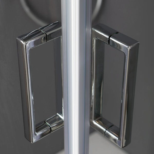 Detailansicht eines Duschkabinentürgriffs aus Metall