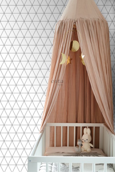 Kinderzimmer mit Himmelbett, Mobile mit Sternen und Monden und geometrischer Tapete