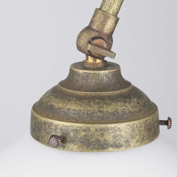 Detailaufnahme einer Lampenhalterung aus Metall