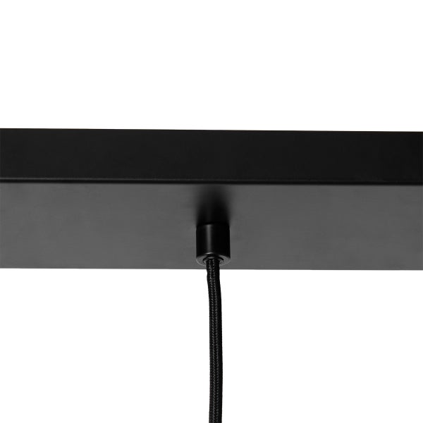 Detailaufnahme einer Deckenhalterung mit Kabel