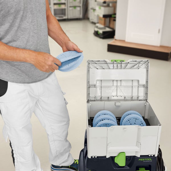 Schleifscheiben werden in einem Festool Werkzeugkoffer aufbewahrt.