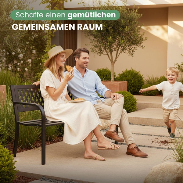 Schwarze Gartenbank aus Metall mit dekorativem Gittermuster in der Rückenlehne und Sitzfläche aus Querstreben.