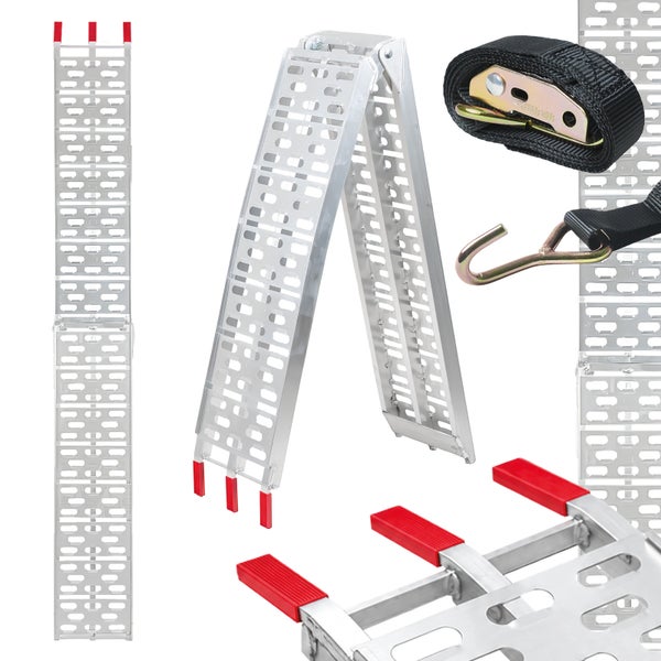 Klappbare Auffahrrampe aus Aluminium mit gelochter Oberfläche, roten Endkappen und schwarzem Spanngurt mit Ratsche und Haken.