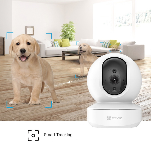 Innenraumüberwachung mit einer schwenkbaren Überwachungskamera mit automatischer Objektverfolgung und Ezviz Logo