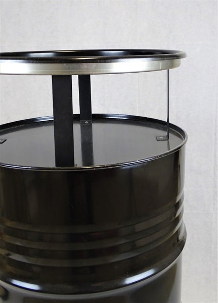 Beistelltisch aus einem Metallfass mit abnehmbarer Tischplatte als Aufsatz