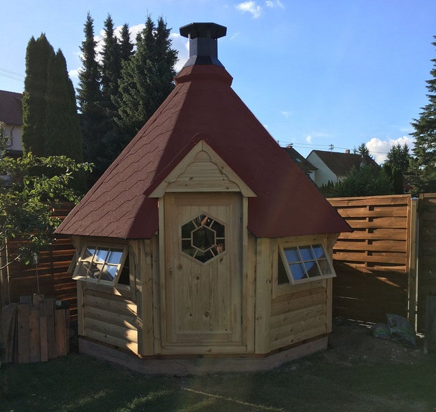 Holzgrillkota mit Tür, Fenstern und Schornstein