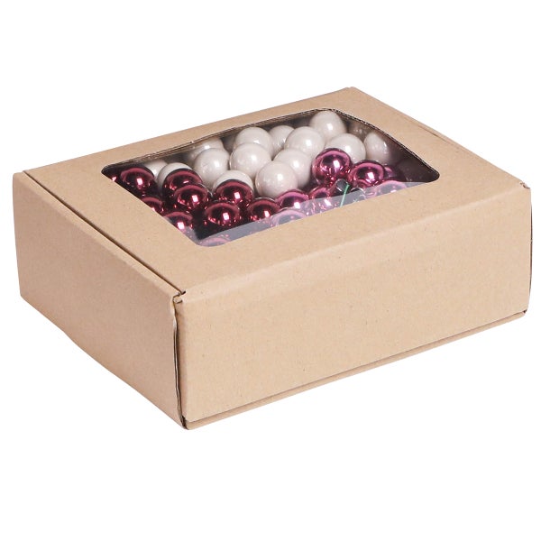 Karton mit Weihnachtsbaumkugeln