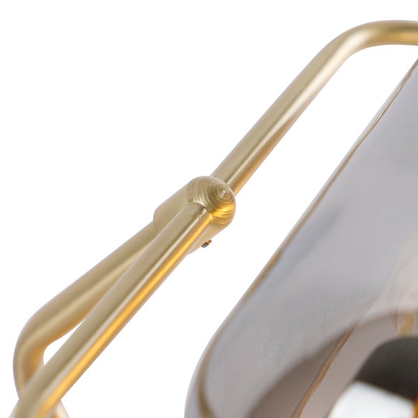 Detailaufnahme einer Lampe mit goldenem Gestell und Schirm