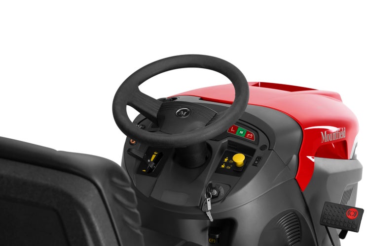 Detailansicht des Fahrersitzes eines Rasentraktors mit Lenkrad und Bedienelementen