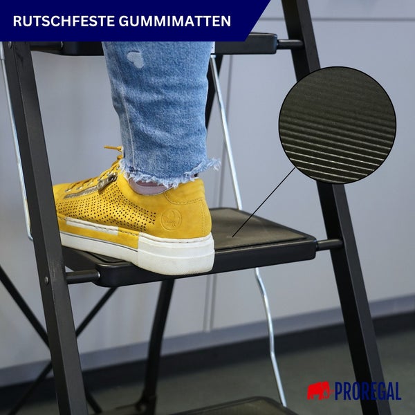 Schwarze Klappleiter mit rutschfesten Gummimatten auf den Stufen und Detailansicht der geriffelten Oberfläche. Proregal Logo.