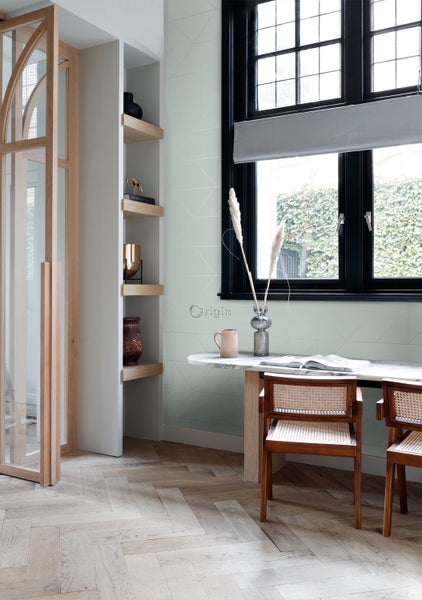 Innenaufnahme eines Zimmers mit einem Tisch, Stühlen und Regalen.