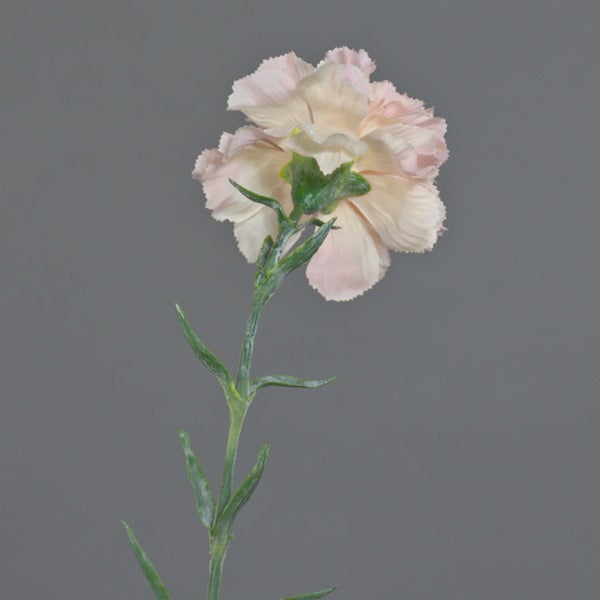 Nahaufnahme einer künstlichen, rosa Nelke mit gewellten Blütenblättern aus Textilmaterial.