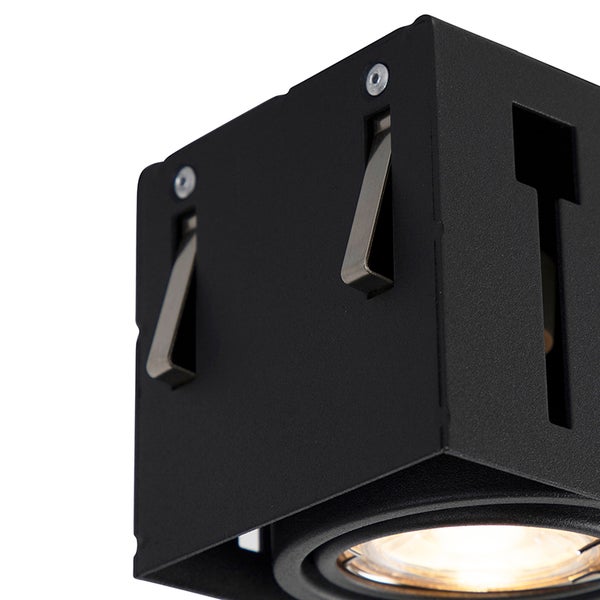 Schwarze würfelförmige Deckenleuchte mit Metall-Montageclips und integrierter Lichtquelle.