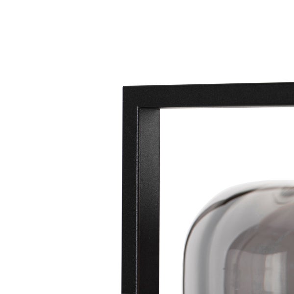 Detailansicht einer Lampe mit Metallrahmen und Glaskörper