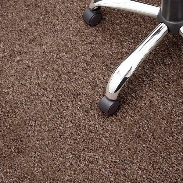 Nahaufnahme eines Teppichs mit Bürostuhlbeinen