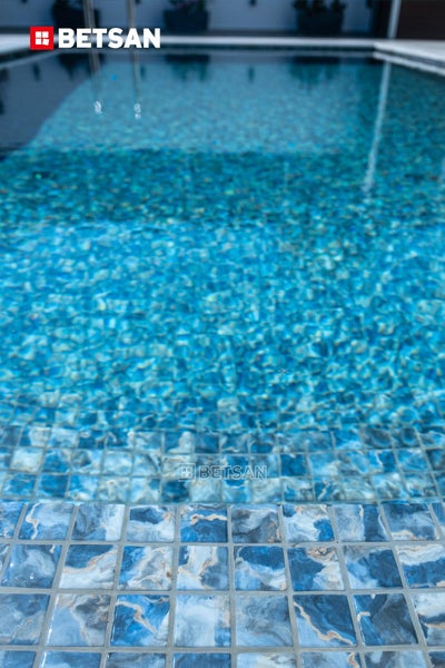 Schwimmbad mit blauem Mosaik und Betsan Logo
