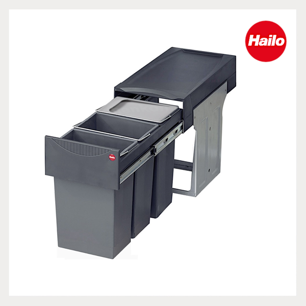 Hailo Mülltrennsystem mit drei grauen Eimern aus Kunststoff und Metall-Auszug. Hailo Logo.