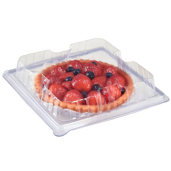 Erdbeerkuchen mit Blaubeeren in Plastikverpackung