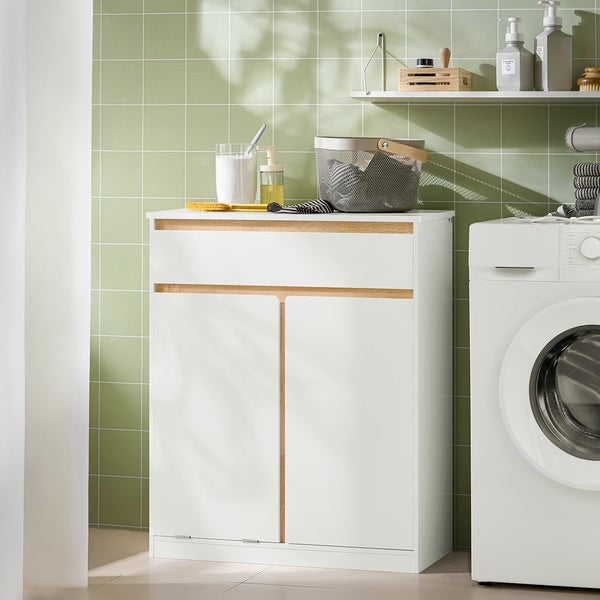 Waschküche mit Waschmaschine und weißem Unterschrank mit Stauraum