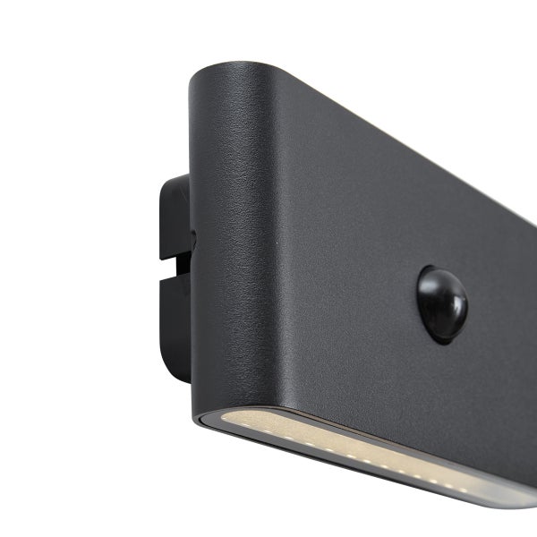 Moderne LED-Außenwandleuchte in Schwarz mit Bewegungsmelder und Lichtaustritt nach unten.