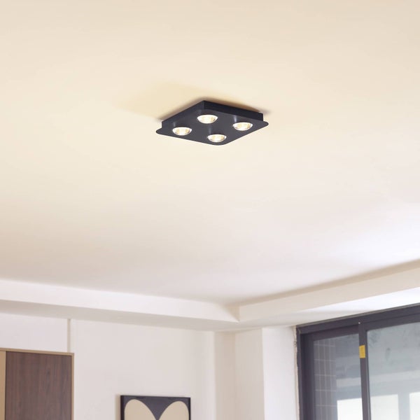 Quadratische Deckenleuchte mit vier Lichtquellen