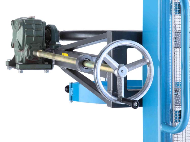 Detailansicht eines Handrads mit Kurbelgriff, verbunden mit einem Getriebe und Metallrahmen an einer blauen Maschine.