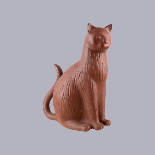 Katzenfigur aus Terrakotta, sitzend, mit Fellstruktur.