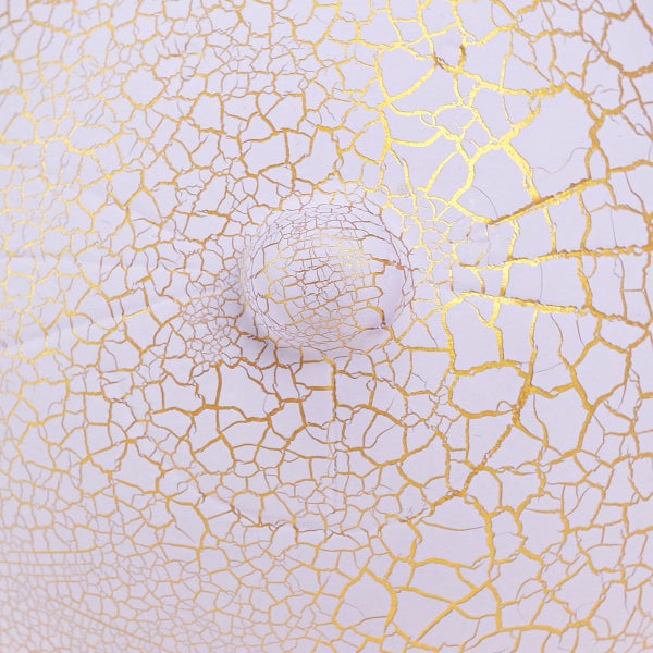 Nahaufnahme eines Produkts mit Craquelé-Effekt und erhabenem Detail