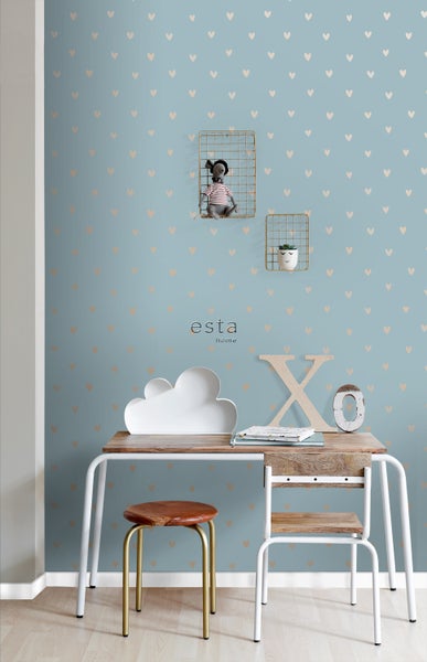 Zimmer mit Schreibtisch, Stuhl und Wand mit Herzmuster