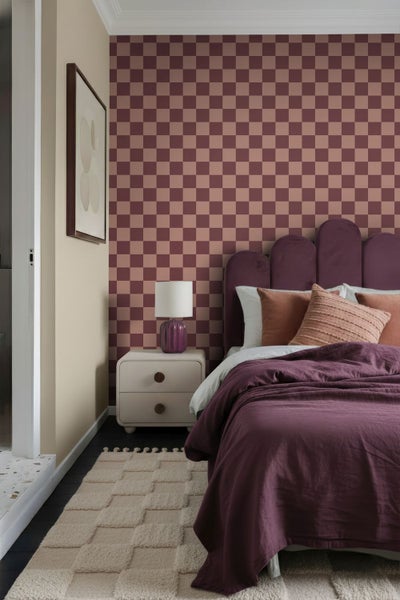 Schlafzimmer mit Schachbretttapete, Bett, Nachttisch und Teppich