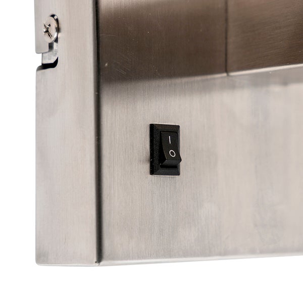 Detailansicht eines Schalters an einem Edelstahlgehäuse