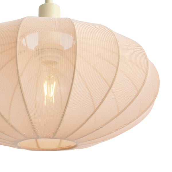 Nahaufnahme einer pfirsichfarbenen Pendelleuchte mit geripptem Textilschirm und sichtbarem Leuchtmittel.